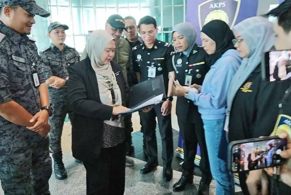 Roszita memberikan taklimat kepada kakitangan di CIQ BSI.
