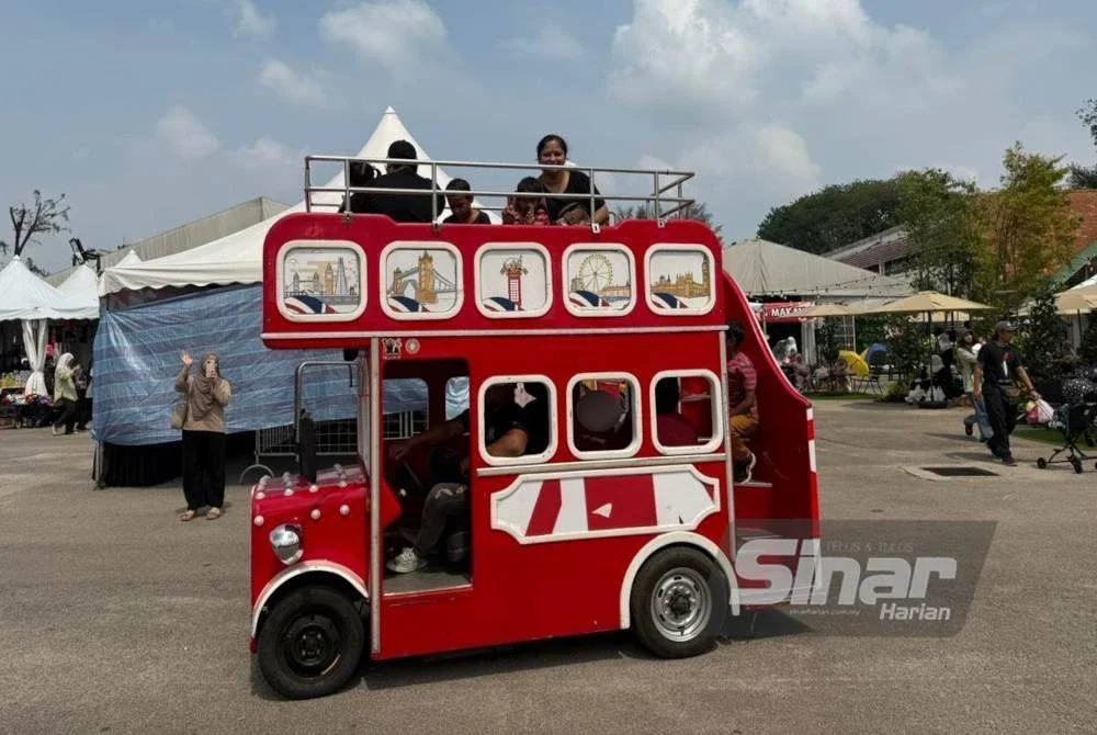 Kehadiran bas ikonik London menjadi tumpuan para pengunjung sepanjang Karnival Siang Malam 2025.