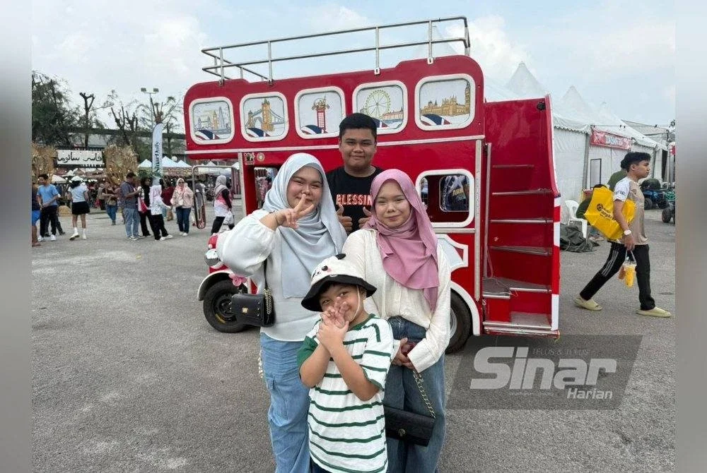 Aina Julia Nadhirah (kiri) bersama tiga adiknya menaiki bas London.
