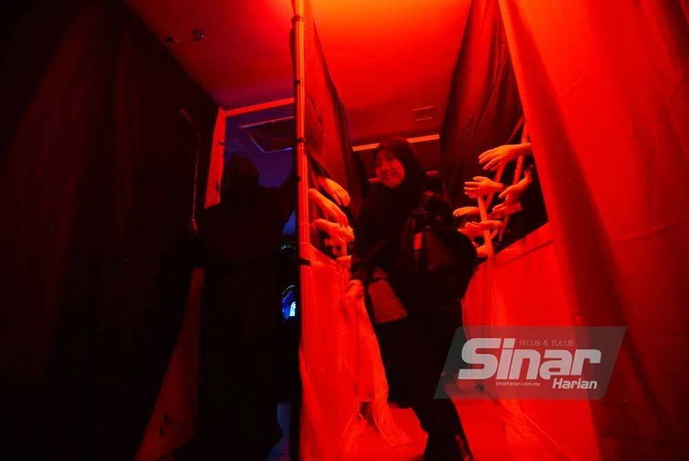 Pelajar tidak melepaskan peluang merasai keterujaan pengalaman seram di Rumah Hantu. 