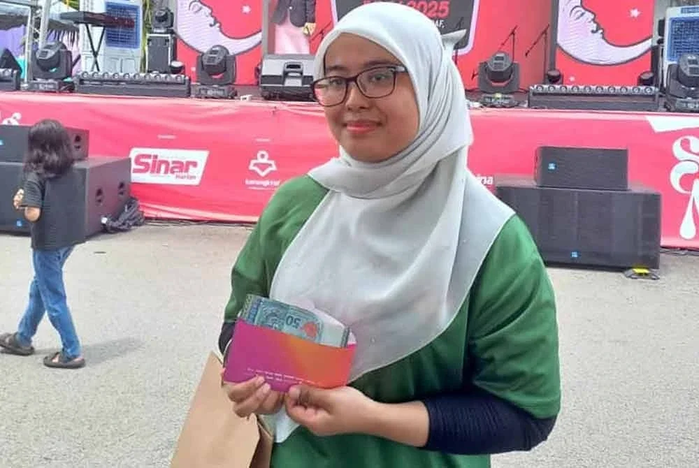 Nurul Najla Ya menerima hadiah berupa wang tunai selepas dinobatkan superwomen dalam pertandingan 'Who Wants To Be A Superwoman' di Karnival Siang Malam Karangkraf 2025.