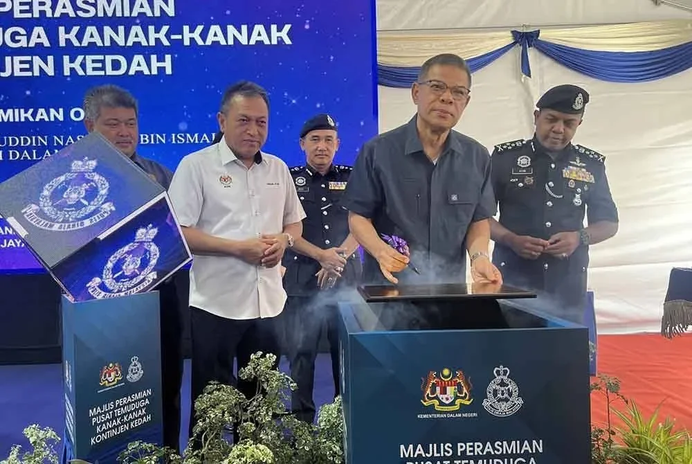 Saifuddin (dua dari kanan) menandatangani plak sebagai gimik pelancaran CIC di Derga pada Sabtu.