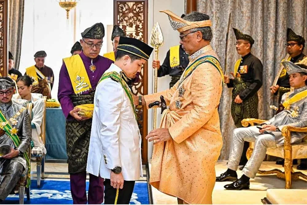 Al-Sultan Abdullah berkenan mengurniakan Darjah Kebesaran SSAP kepada Arthur sempena Istiadat Memuliakan Ulang Tahun Hari Keputeraan Ke-66 baginda di Istana Abdulaziz, Kuantan pada Sabtu. Foto Istana Pahang.