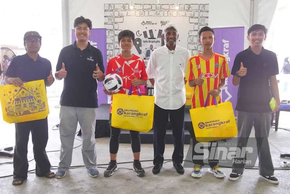 Rajagobal (dua dari kanan) bergambar bersama peserta yang mendapat markah tinggi dalam acara timbang bola.