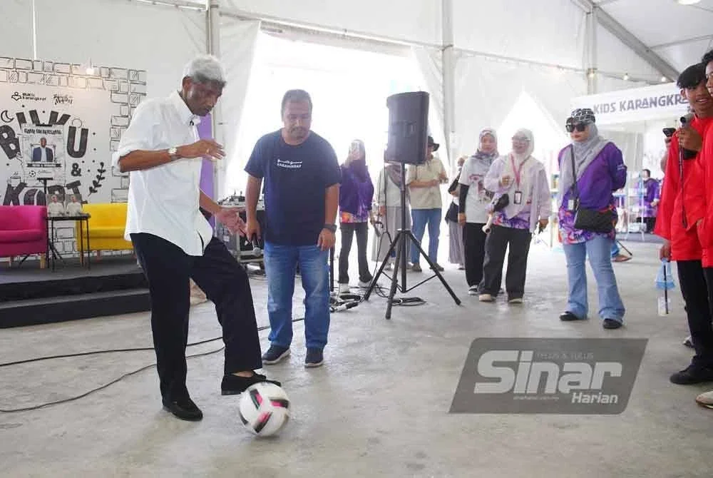 Rajagobal (kiri) ketika timbang bola dalam program Game On pada Sabtu.