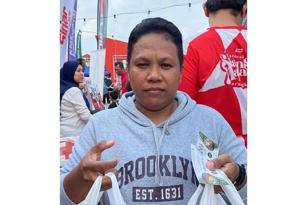 Rosmawati menunjukkan hadiah yang dimenangi melalui permainan B4U.