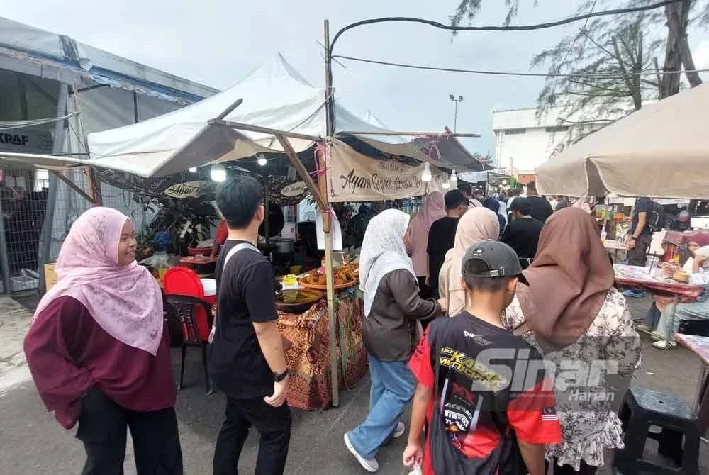 Kedai Ayam Geprek Sambal Petir yang terdapat di Pasar Saloma.