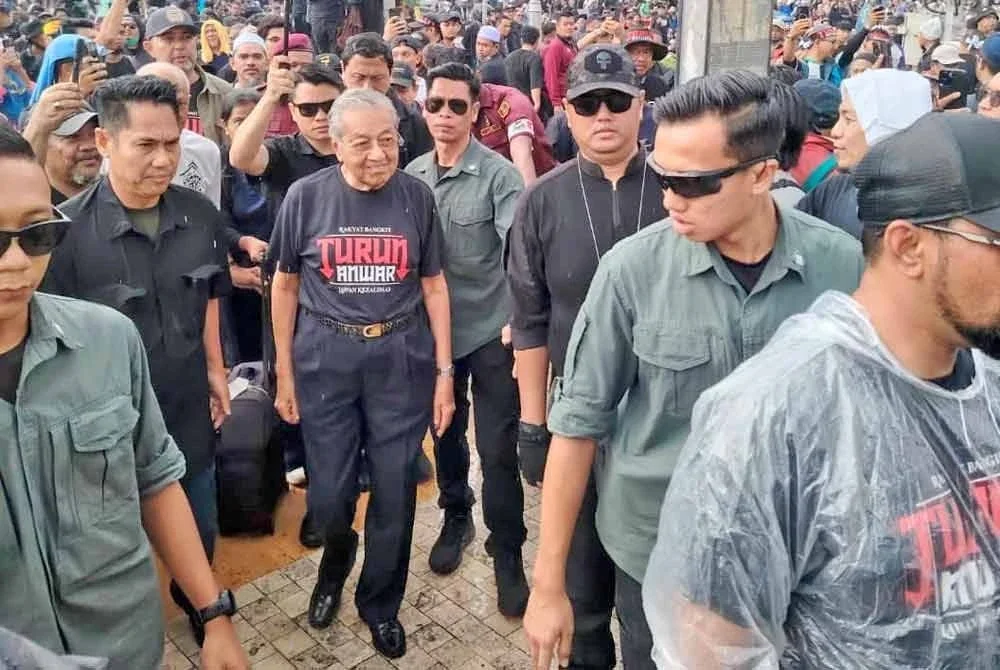 Dr Mahathir ketika hadir Himpunan Turun Anwar di Dataran Merdeka pada Sabtu.