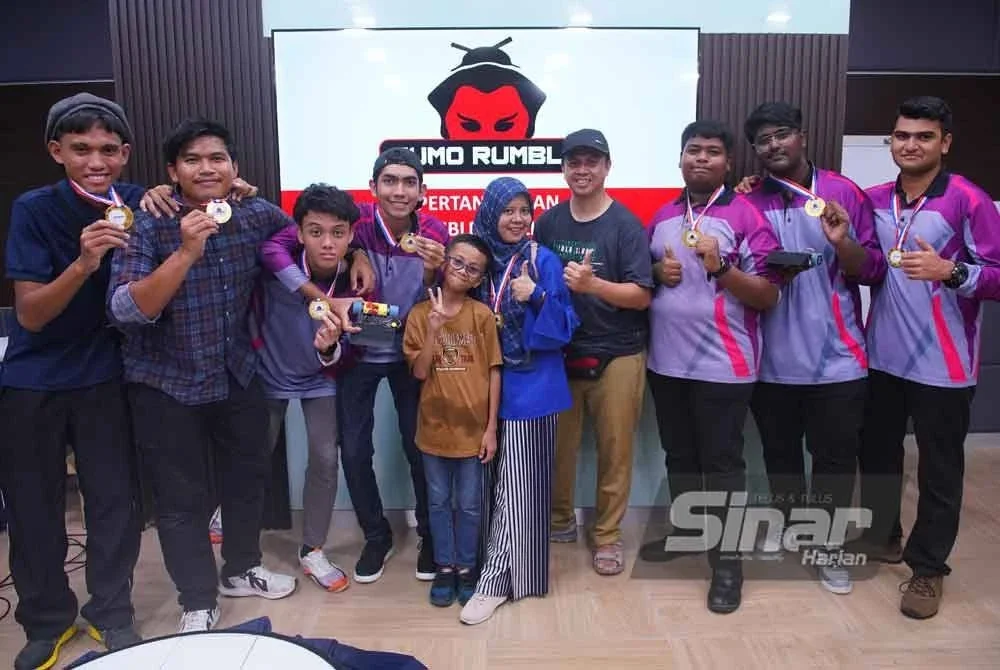 Guru dan pelajar SMK Dengkil meraikan kemenangan dirangkul bagi kategori sekolah menangah. Foto: Mohd Halim Abdul Wahid
