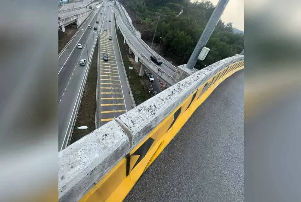 Motosikal ditunggang mangsa dipercayai hilang kawalan semasa melalui selekoh sebelum terbabas dan melanggar pembahagi jalan jejambat