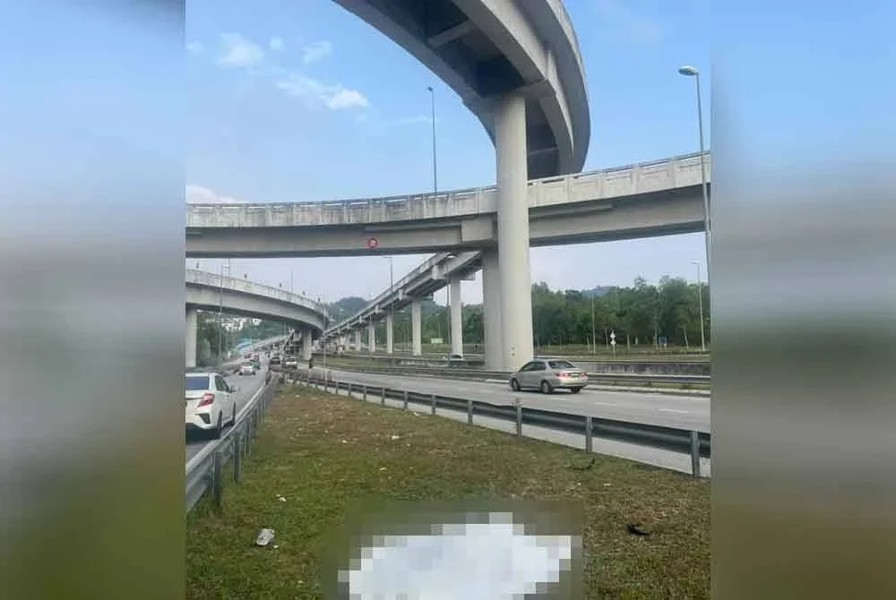 Seorang lelaki maut selepas motosikal ditunggangnya terbabas sebelum terjatuh dari jejambat setinggi kira-kira 21 meter dalam kejadian di Susur 1/B 0.5 Lebuhraya DASH pada Khamis.