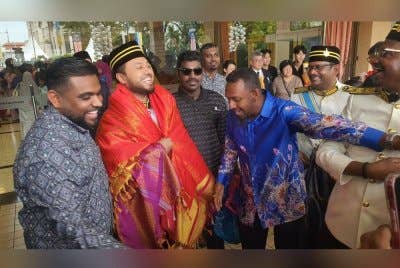 Farhash Wafa Salvador (dua dari kiri) kelihatan ceria ketika diraikan selepas menerima Darjah Panglima Pangkuan Negeri (DPPN) pada Sabtu.