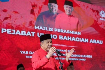 Presiden UMNO, Datuk Seri Dr Ahmad Zahid Hamidi berucap pada Majlis Perasmian Pejabat UMNO Bahagian Arau di Simpang Empat pada Sabtu. Foto Bernama