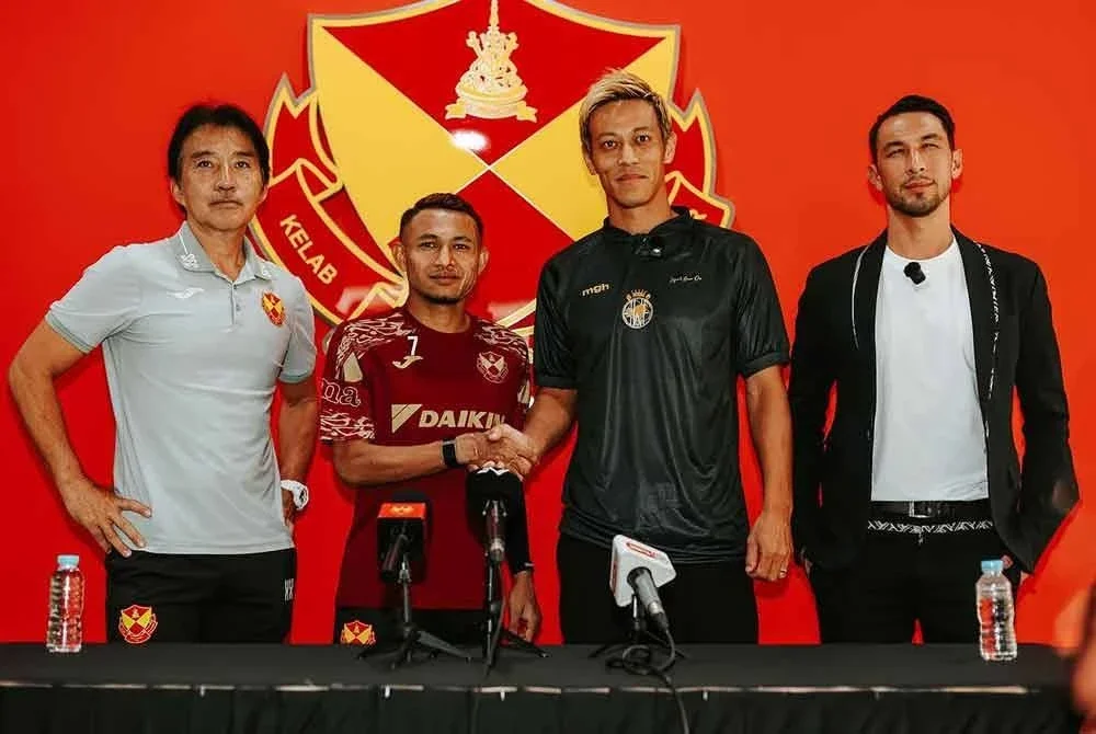 Dari kiri, Kinoshi, Faisal, pengasas bersama Asia Warriors, Honda dan Anton del Rosario semasa sidang media di Shah Alam pada Sabtu. Foto: SELANGOR FC