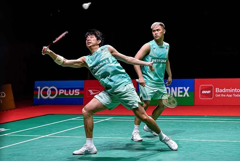 Wei Chong (kiri) dan Kai Wun terlepas peluang untuk ke separuh akhir Terbuka China setelah tewas di tangan Aaron-Wooi Yik dalam aksi suku akhir pada Jumaat. Foto Agensi.