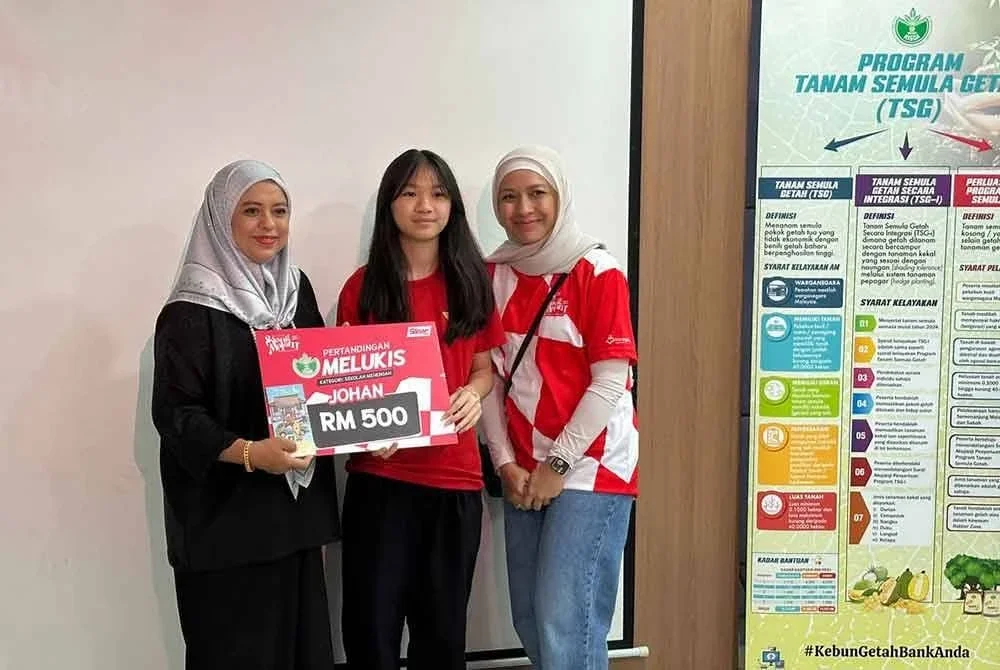 Laili bersama juara pertandingan melukis poster RISDA, Issabelle Lee.