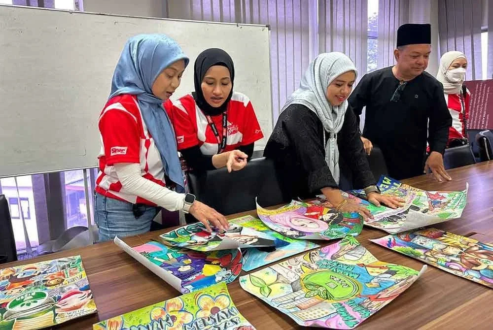 Laili bersama barisan juri lain sedang meneliti dan memilih lukisan menepati kriteria yang ditetapkan.