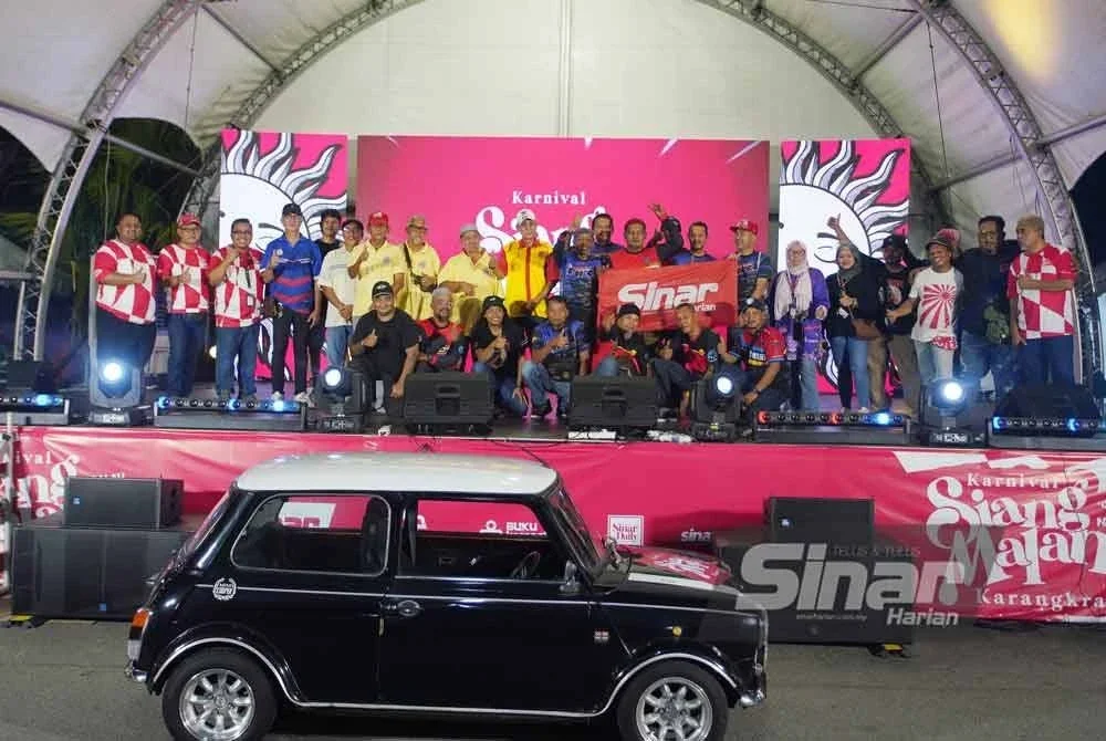 Pengurusan Tertinggi Karangkraf dan Sinar Harian bergambar bersama ahli Kelab Pemilik Kereta Sport Mini Malaysia dan HRT. FOTO: ROSLI TALIB