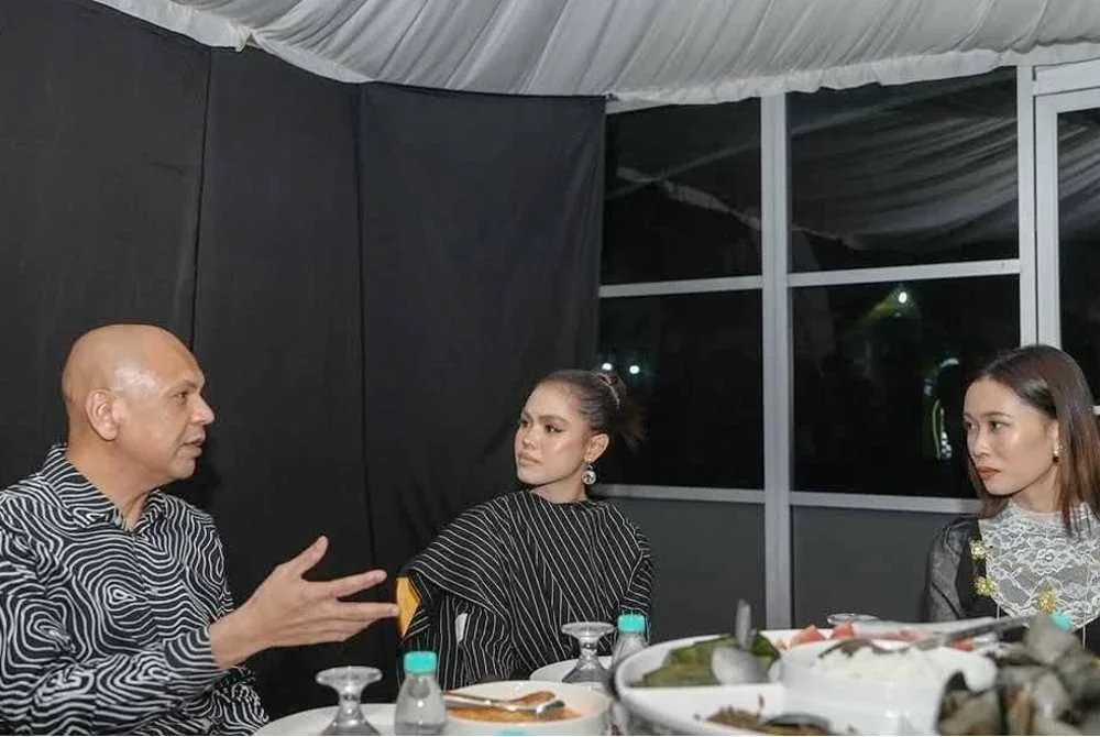 Armizan bertemu Bella Astillah dan Elica Paujin semasa menghadiri Karnival Jelajah KPDN Zon Sabah di Ranau pada Sabtu.