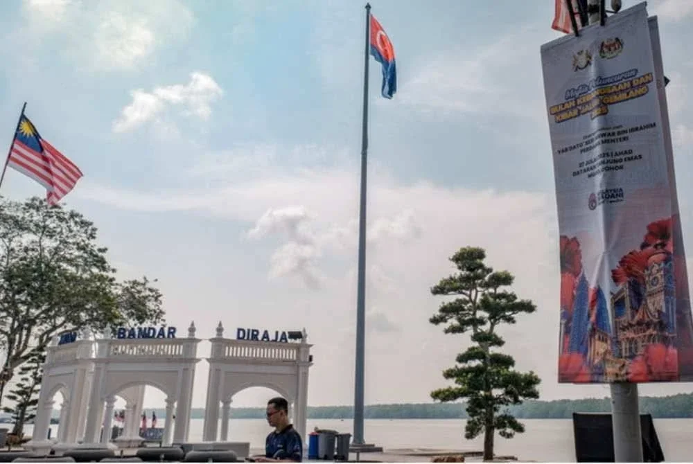 Gegantung dipasang di sekitar bandar Muar bagi memaklumkan kepada orang ramai mengenai Majlis Peluncuran Bulan Kebangsaan dan Kibar Jalur Gemilang 2025 yang berlangsung di Dataran Tanjung Emas, Bandar Maharani, Muar. Foto Bernama
