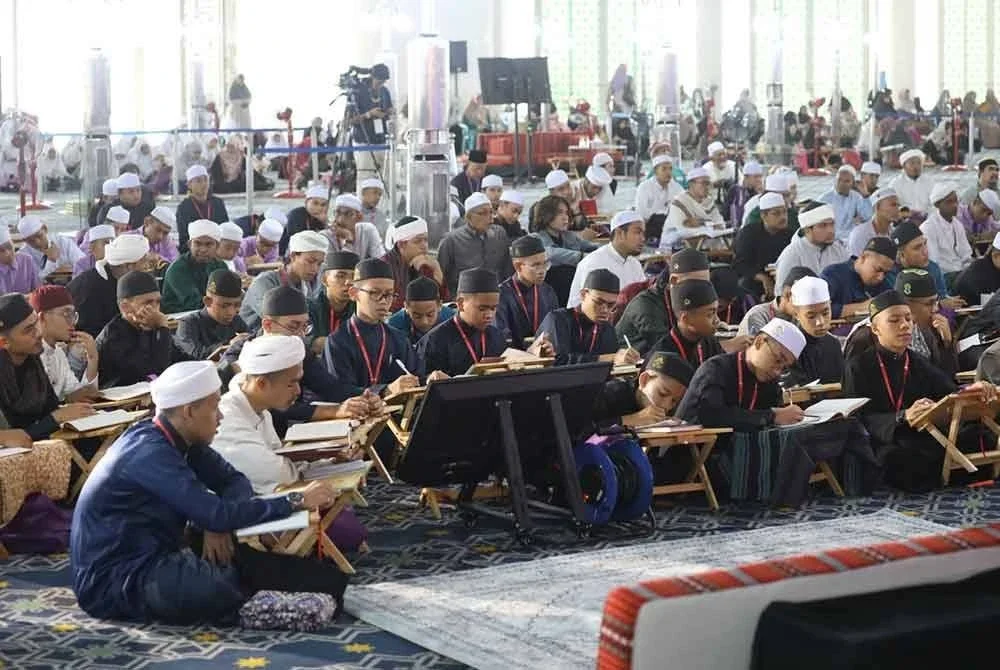 Para peserta FTIS 2025 mendengar syarahan surah Al-Mulk dari Sheikh Dr Mohammad Akram Nadwi pada 15 Julai di Masjid Sultan Salahuddin Abdul Aziz Shah, Shah Alam.
