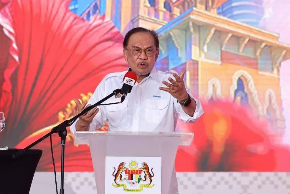 Anwar ketika berucap pada Majlis Peluncuran Bulan Kebangsaan dan Kibar Jalur Gemilang 2025 di Dataran Tanjung Emas pada Ahad. Foto Bernama