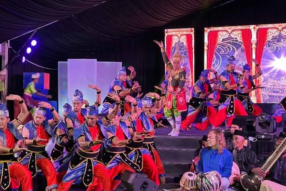 Persembahan bertajuk Baye yang ditunjukkan pada Majlis Penutupan FKRK 2025 di Pantai Irama, Bachok. FOTO: SINAR HARIAN/ADILA SHARINNI WAHID