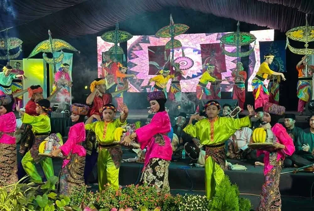Persembahan tarian memaparkan kesenian wau bulan dan keindahan batik.