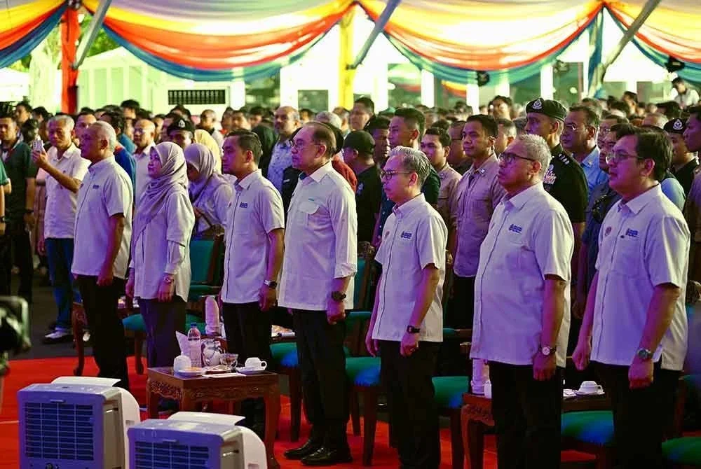 Anwar (tengah) Majlis Peluncuran Bulan Kemerdekaan dan Kempen Kibar Jalur Gemilang di Dataran Tanjung Emas pada Ahad.