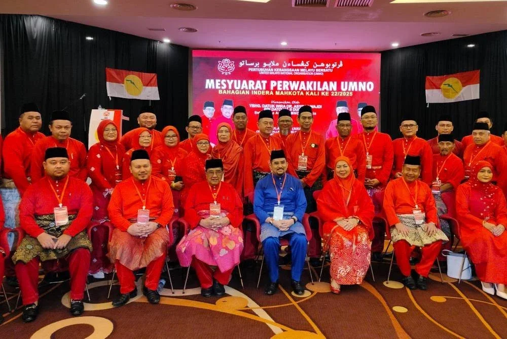 Asyraf Wajdi bersama sebahagian ahli jawatankuasa UMNO Indera Mahkota yang hadir pada Mesyuarat Perwakilan UMNO bahagian itu di sini pada Ahad.