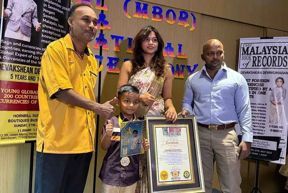 Santharaekaran menyerahkan pengiktirafan daripada British World Record kepada Devakshean.