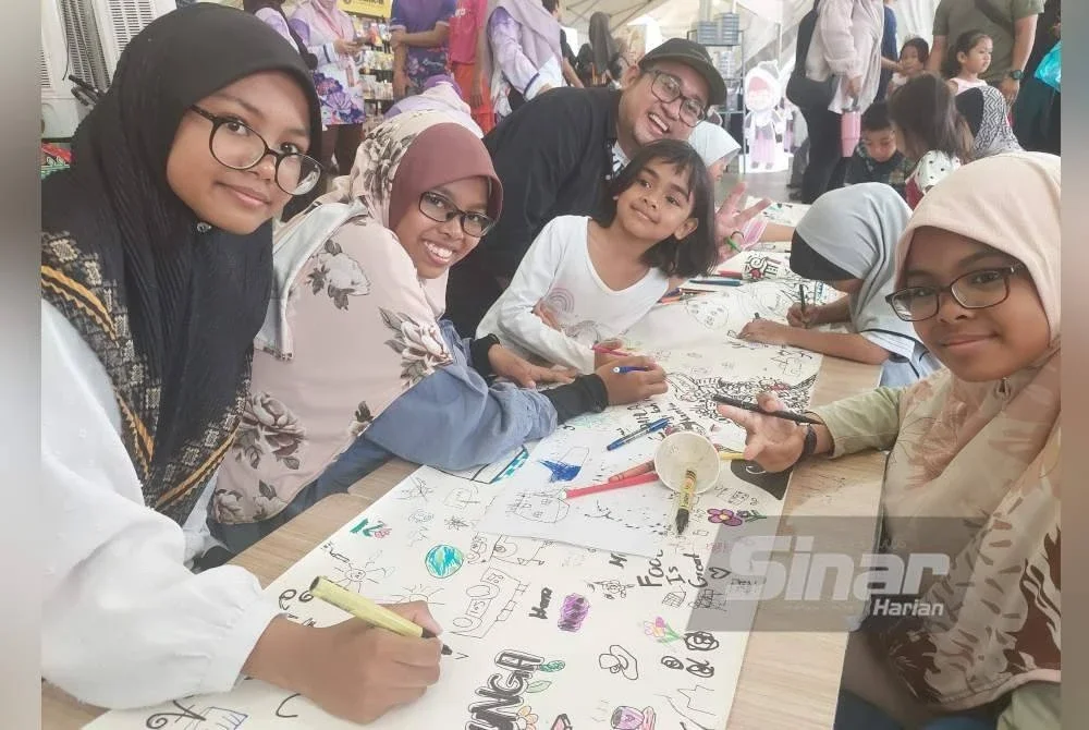 Amir bersama kanak-kanak meluahkan perasaan menerusi coretan di atas kertas pada Program 'Doodle & Dream'.