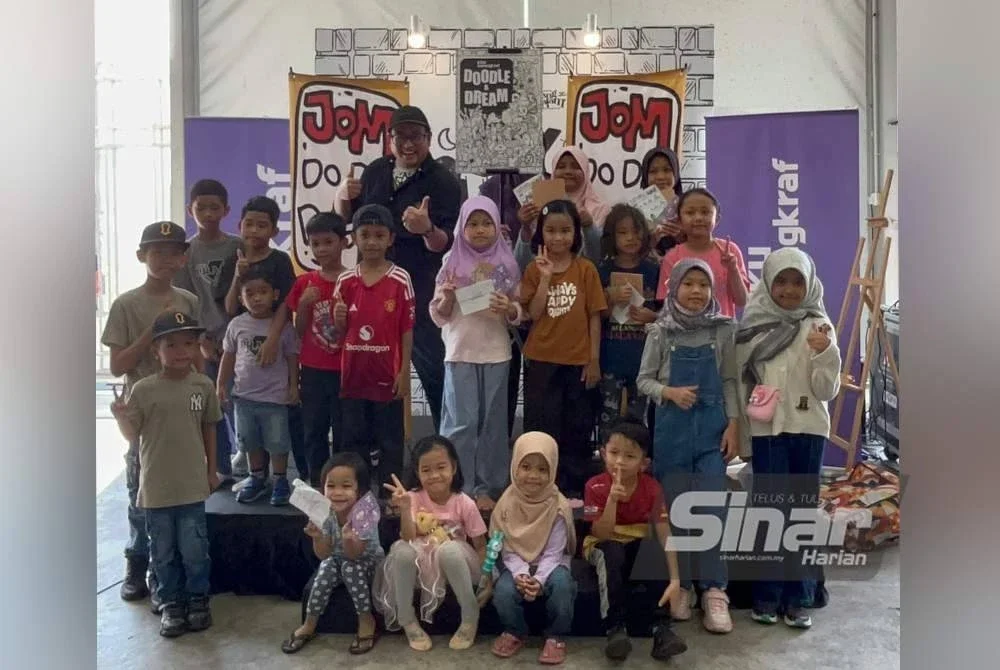 Amir bergambar bersama beberapa kanak-kanak yang mengambil bahagian dalam Program 'Doodle & Dream' sempena Karnival Siang Malam Karangkraf 2025 pada Ahad.
