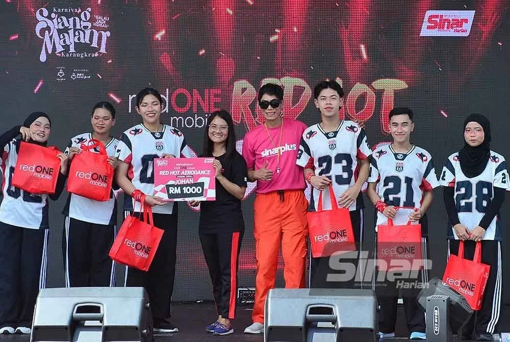 Kumpulan Grovii merangkul gelaran juara pertandingan redONE Red Hot Aerodance.