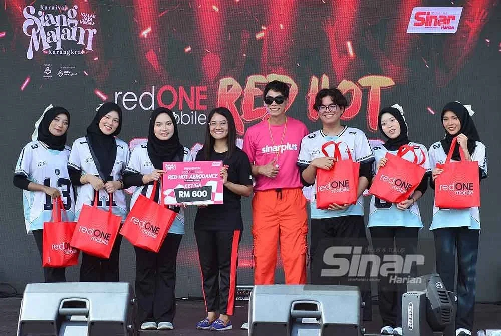 Tempat ketiga dimenangi oleh kumpulan Fitness on Fire.