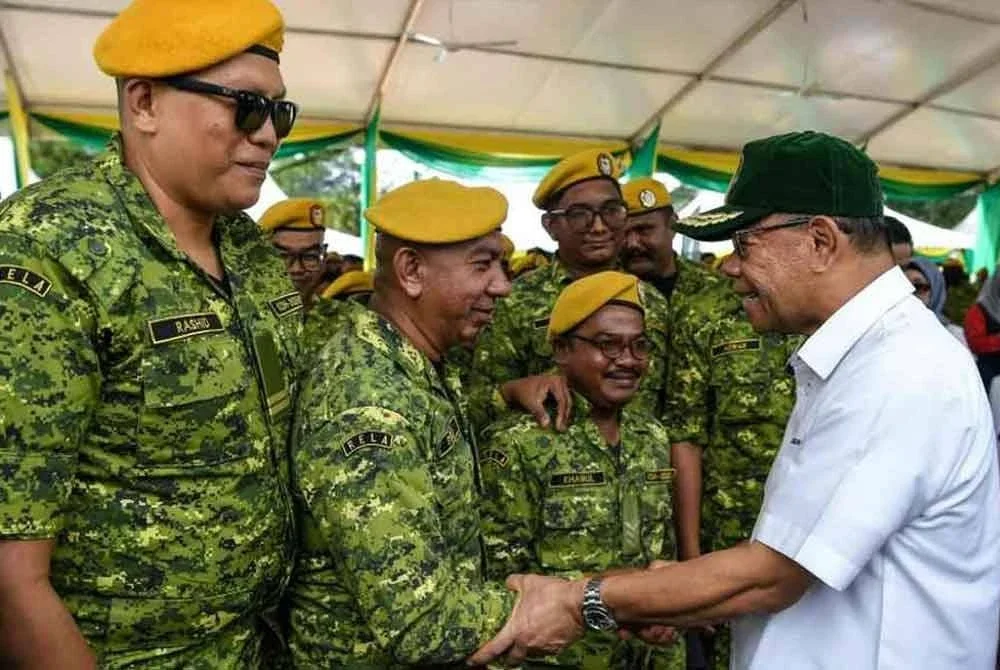 Saifuddin Nasution beramah mesra bersama sebahagian anggota Rela selepas merasmikan Sambutan Hari Ulang Tahun Rela Ke-53 di Dataran Kulim pada Ahad. Foto Bernama
