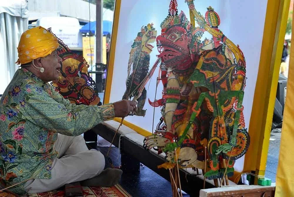 Che Mohd Nasir sebagai Tok Dalang membuat persembahan wayang kulit yang berjaya menarik perhatian pengunjung termasuk kanak-kanak di di Karnival Siang Malam Karangkraf 2025 pada Ahad.