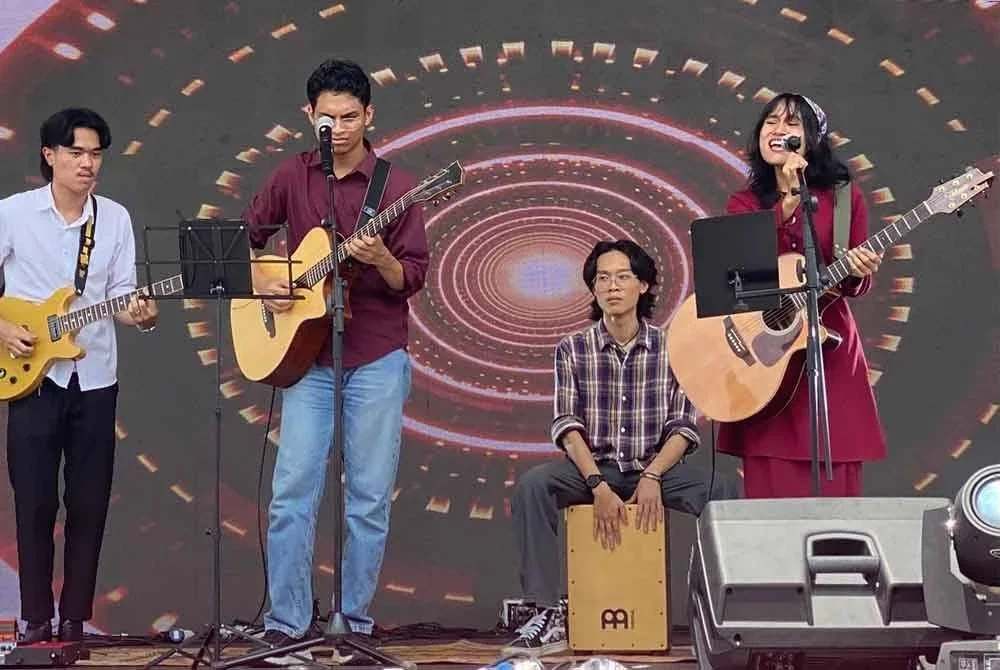 Kumpulan Good Sign, buskers terdiri daripada pelajar-pelajar dari Fakulti Muzik Aswara turut membuat persembahan.