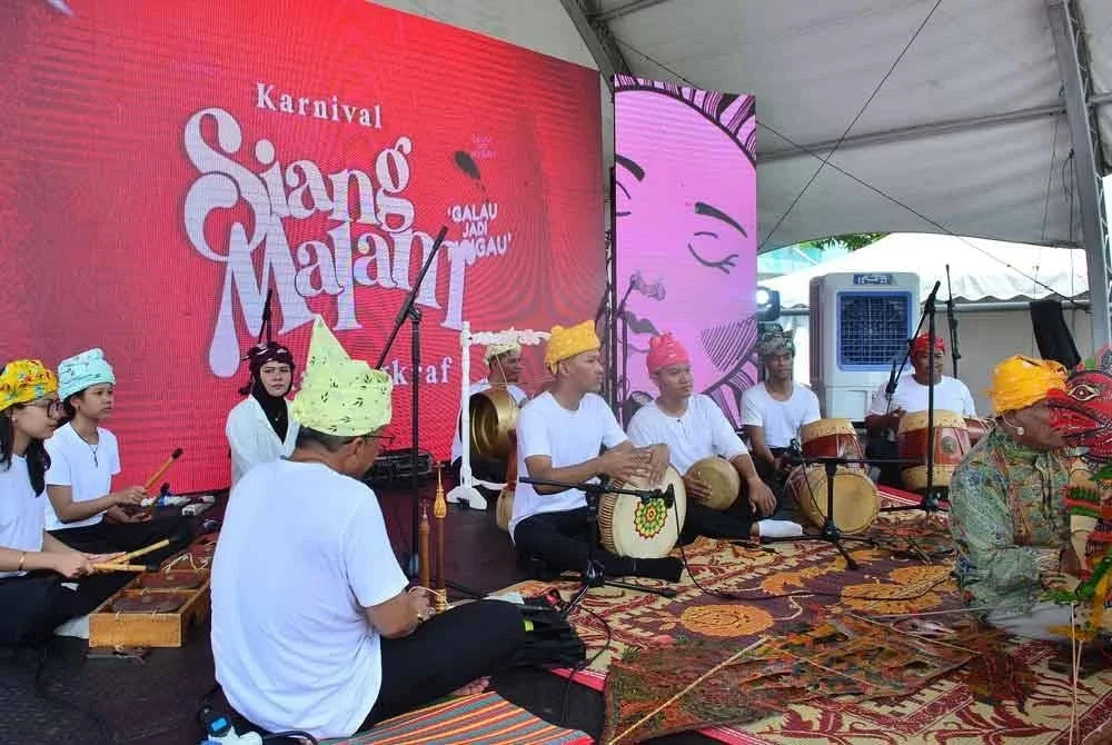 Alat muzik dengan irama tradisional mengiringi bayang-bayang watak dalam penceritaan Tok Dalang.