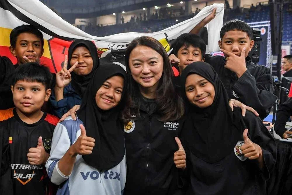 Hannah beramah mesra bersama atlet-atlet selepas merasmikan Kejohanan Sukan Tempur Peringkat Kebangsaan Tahun 2025 di Axiata Arena, Bukit Jalil pada Sabtu. Foto Bernama