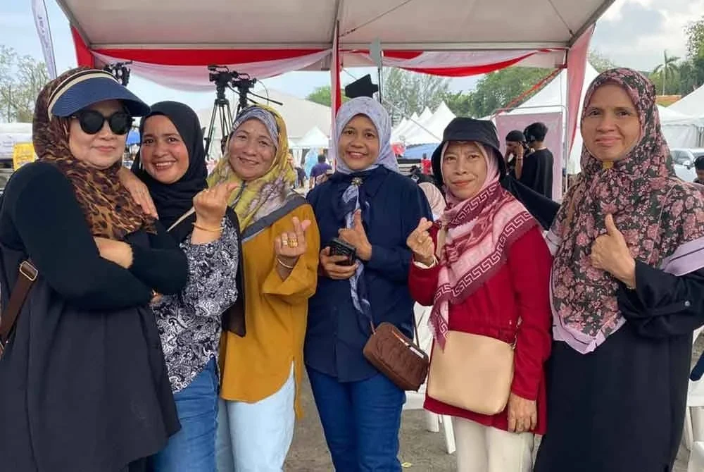 Dari kiri, Jamilah, Hazilawati, Ramlah, Julia, Tahirah dan Rohana memilih untuk 'me time' bersama di Karnival Siang Malam Karangkraf 2025 pada Ahad