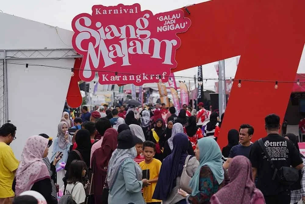 Pengunjung dijangka menanti pengumuman Cabutan Bertuah Mega Karnival Siang Malam Karangkraf 2025 malam ini. FOTO:ROSLI TALIB