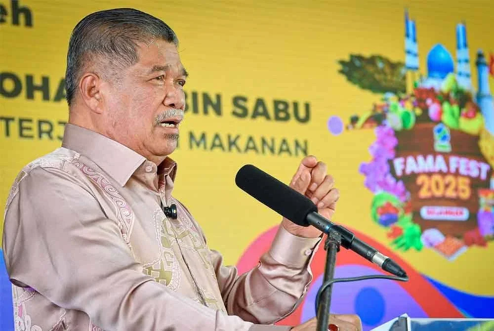 Mohamad berucap pada Majlis Penutup Karnival FAMA Fest 2025 @ Selangor di Pasaraya Aeon Bukit Tinggi Klang pada Ahad. Foto Bernama