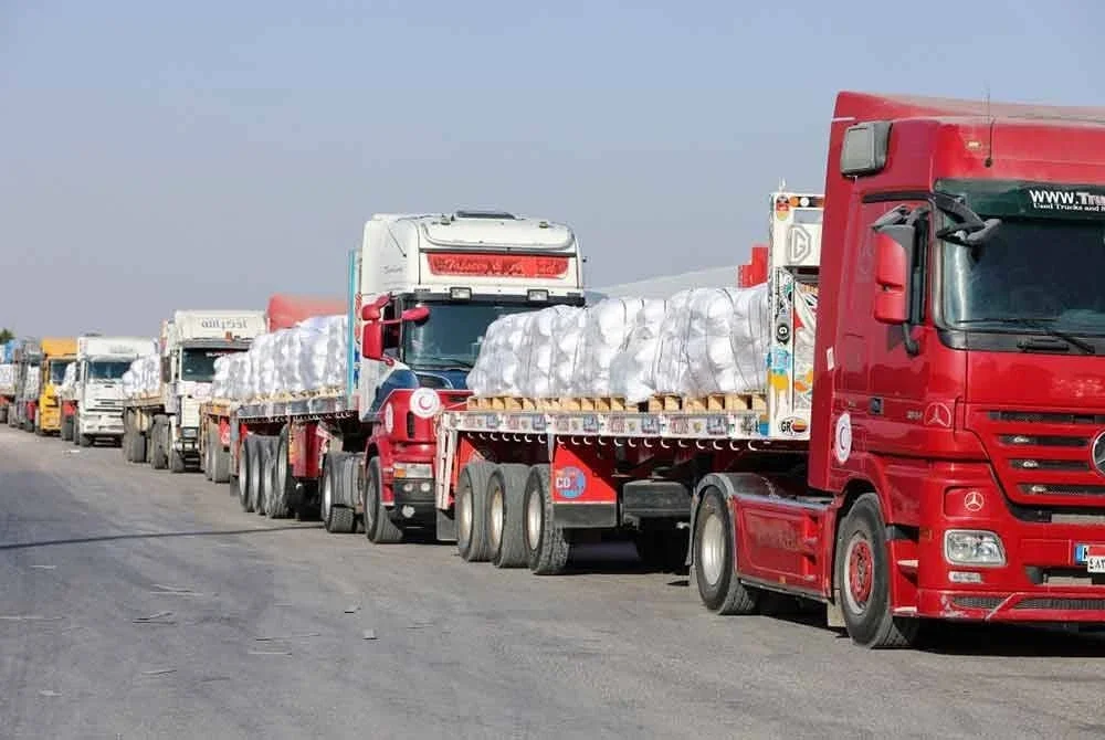 Trak bantuan menunggu kebenaran memasuki Gaza di pintu lintasan Rafah. - AFP