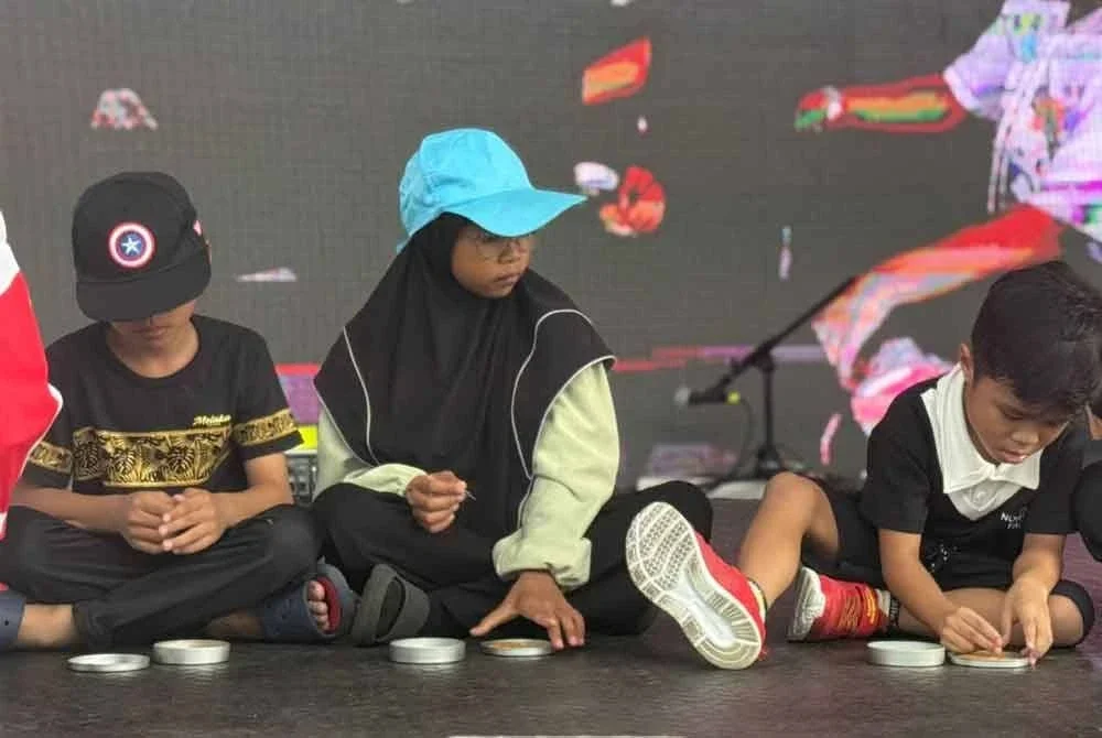 Peserta permainan Dalgona fokus menghabiskan cabaran di pentas utama di Dataran Karangkraf pada Ahad.