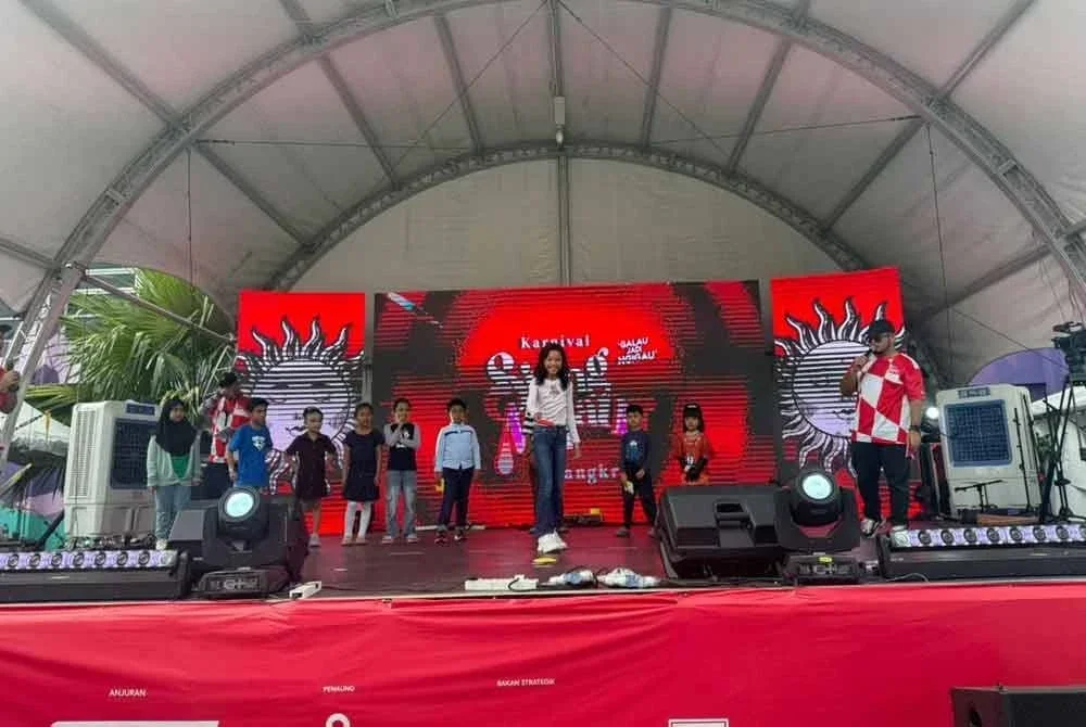 Peserta sedang menyahut cabaran permainan Ddakji di pentas utama di Dataran Karangkraf, Shah Alam sempena Karnival Siang Malam Karangkraf 2025.