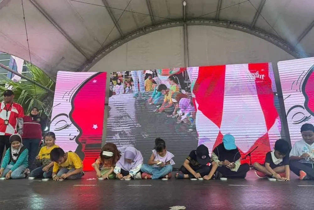 Peserta permainan Dalgona fokus menghabiskan cabaran di pentas utama pada Ahad.