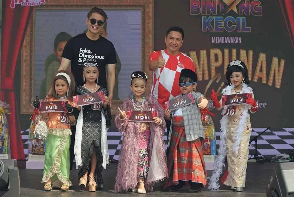 Ifra Mikayla (tengah) bergambar bersama peserta lain yang merangkul gelaran naib juara, tempat ketiga, tempat keempat dan tempat kelima pada Himpunan Cilik Ala Saloma dan P Ramlee sempena Karnival Siang Malam Karangkraf.Foto SINAR HARIAN/ROSLI TALIB