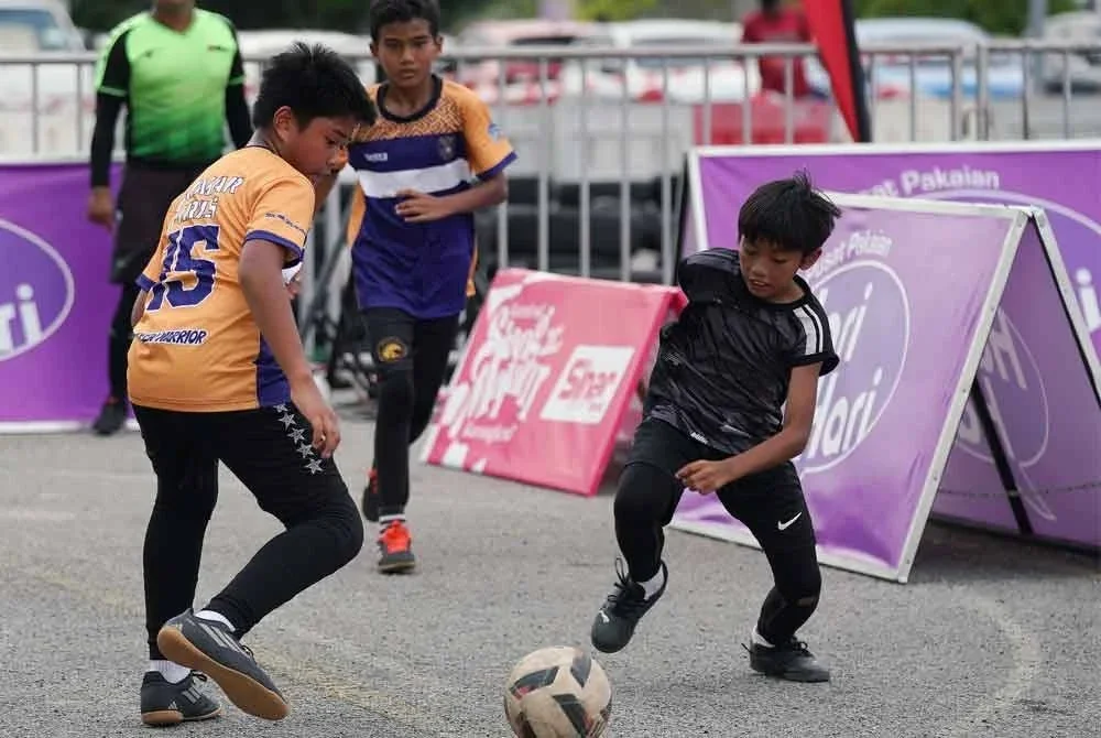Setiap peserta mempamerkan semangat juang yang tinggi pada Pertandingan Street Soccer yang dianjurkan sempena Karnival Siang Malam Karangkraf 2025.