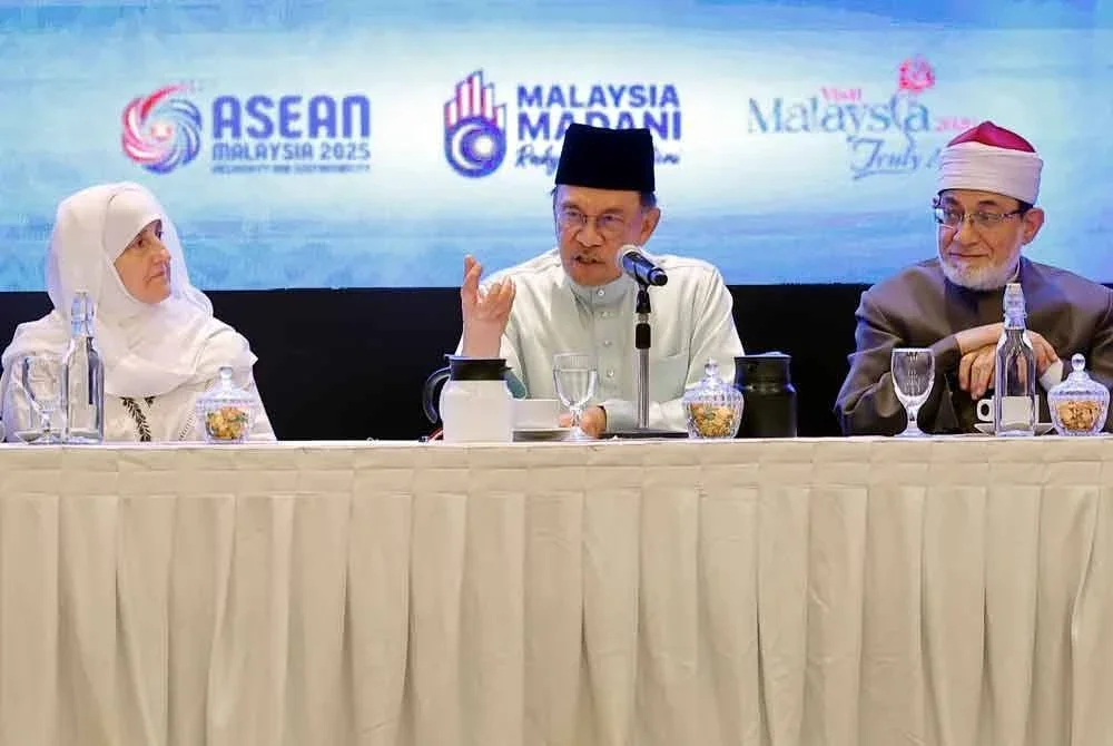 Anwar berucap pada Majlis Ilmu Madani di Kompleks Seri Perdana. Foto Bernama